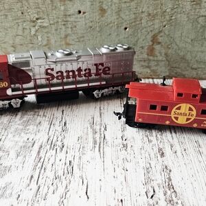 Life-Like Santa Fe # 3560 GP38 Diesel Locomotive & Santa Fe ATSF 999851 Caboose